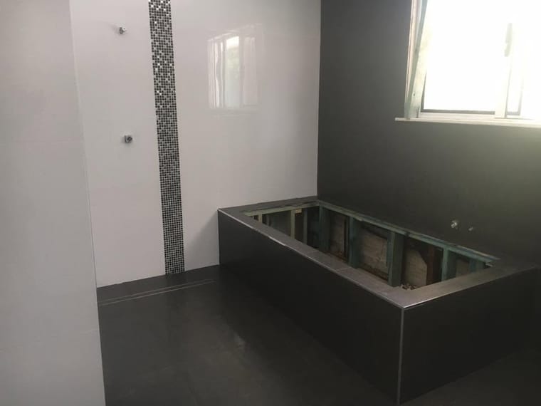 Bath surround with mosaic feature strip — silicone & sealing in Brisbane by Torrisi Tiling