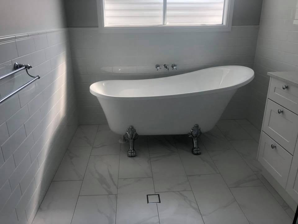 Freestanding bath on marble-look floor — bathroom and ensuite tiling in Brisbane by Torrisi Tiling